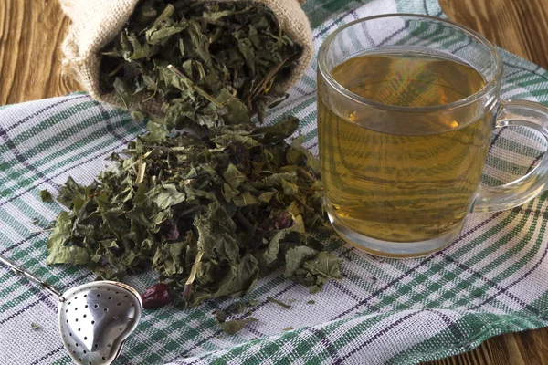 Taza y té de hierbas secas . — Foto de Stock