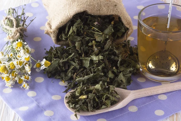 Té de hierbas con manzanilla — Foto de Stock