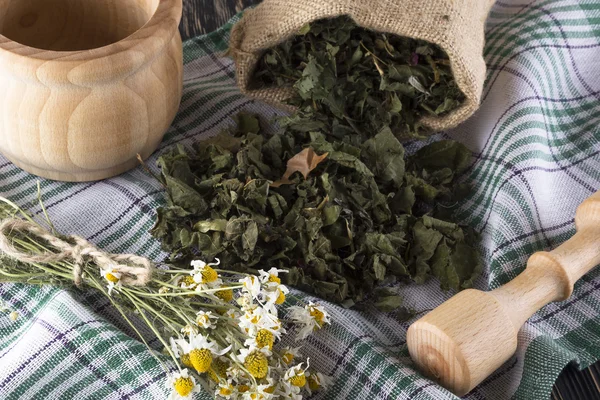 Argamassa e pilão com chá de ervas . — Fotografia de Stock