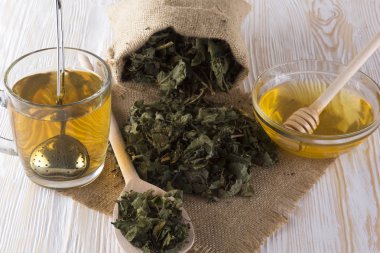 Taze bitki çayı ve bal