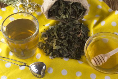 Taze bitki çayı ve bal