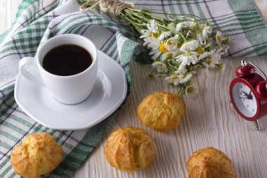 Pasta, kahve fincanı, çalar saat ve charmomile.