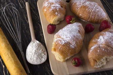 un, çilek ve kolu ile taze kruvasan Mikser.