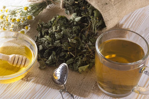 Té de hierbas, miel y manzanilla . — Foto de Stock