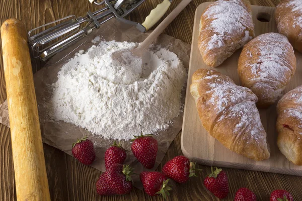 Frisches Croissant mit Mehl, Erdbeere und Mixer. — Stockfoto