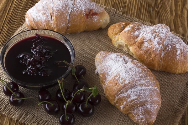 Croissant met cherry jam. — Stockfoto