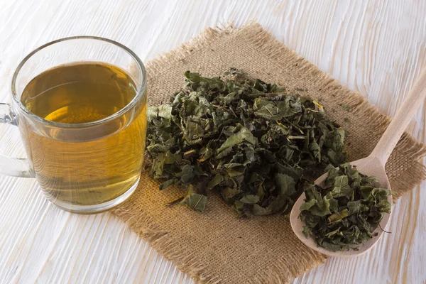 Taza y té de hierbas secas . — Foto de Stock