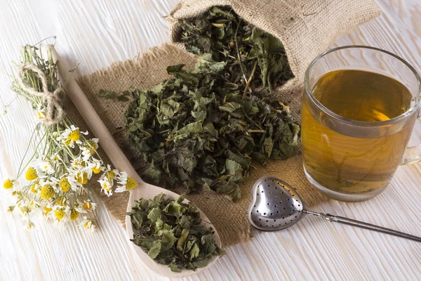 Té de hierbas con manzanilla — Foto de Stock