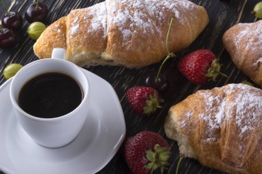 Çilek, kahve ve kruvasan kahvaltı.
