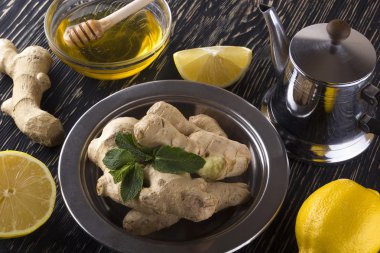 Bal ve limon ile zencefil çay çaydanlık.