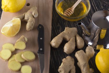 Bal ve limon ile zencefil çay çaydanlık.