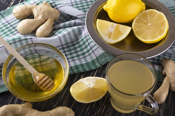 Taza de té de jengibre con limón y miel . Imagen De Stock