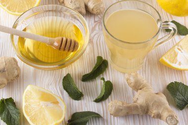 limon ve bal ile zencefil çayı fincan.