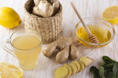 limon ve bal ile zencefil çayı fincan.