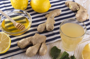 limon ve bal ile zencefil çayı fincan.