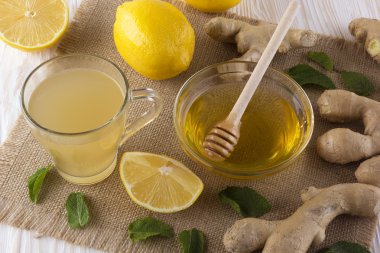 limon ve bal ile zencefil çayı fincan.