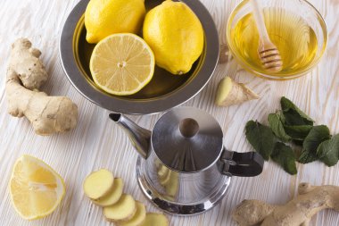 Bal ve limon ile zencefil çay çaydanlık.