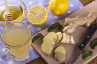 limon ve bal ile zencefil çayı fincan.