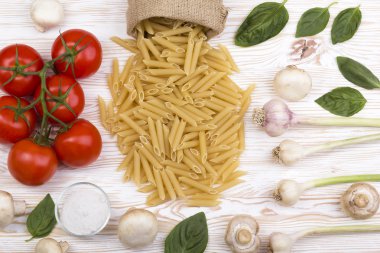 Malzemeler. Domates, makarna, sarımsak, fesleğen, champignon ve tuz.