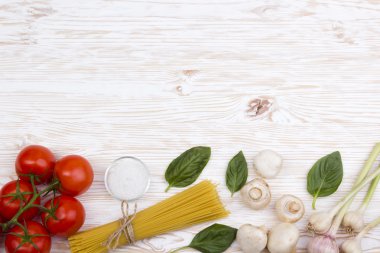 Malzemeler. Domates, makarna, sarımsak, fesleğen, champignon ve tuz.
