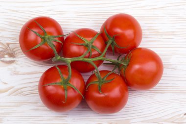 Ahşap zemin üzerinde domatesler