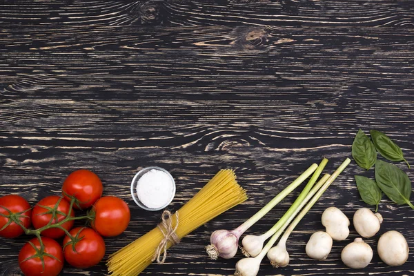 Ingredienti. Pomodori, pasta, aglio, basilico, champignon e sale . — Foto Stock