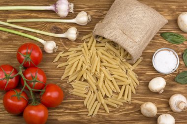 Malzemeler. Domates, makarna, sarımsak, fesleğen, champignon ve tuz.