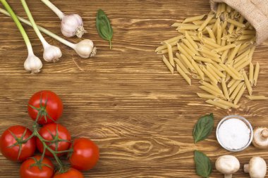 Malzemeler. Domates, makarna, sarımsak, fesleğen, champignon ve tuz.