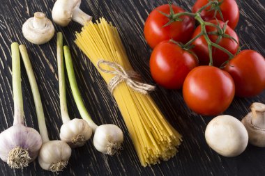 Malzemeler. Domates, makarna, sarımsak, fesleğen ve champignon.