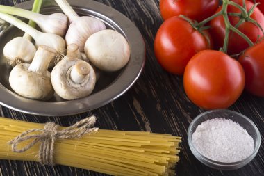 Malzemeler. Domates, makarna, tuz, fesleğen ve champignon.
