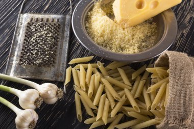 Makarna, tuz, domates, rendelenmiş peynir ve sarımsak