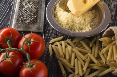 Makarna, domates ve rendelenmiş peynir.