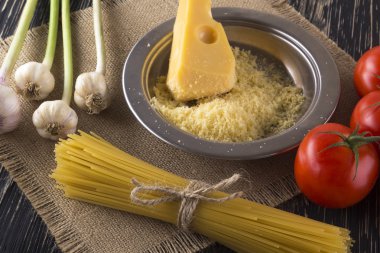 Makarna, domates, sarımsak ve rendelenmiş peynir.