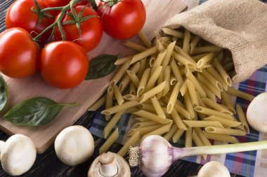 Malzemeler. Domates, makarna, sarımsak, fesleğen, champignon ve tuz.