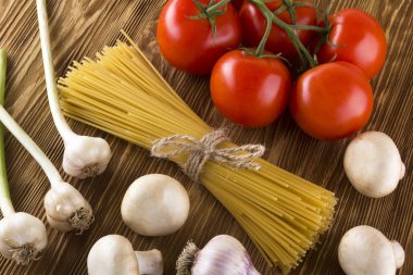 Malzemeler. Domates, makarna, sarımsak ve champignon.