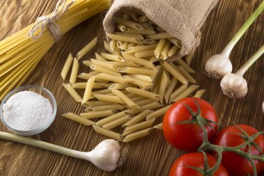 Pişmemiş makarna ve domates, sarımsak, tuz malzemelerle