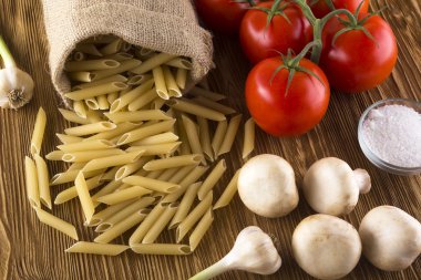 Malzemeler. Domates, makarna, tuz ve champignon.
