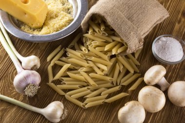 Malzemeler. Makarna, sarımsak, rendelenmiş peynir, tuz ve champignon.