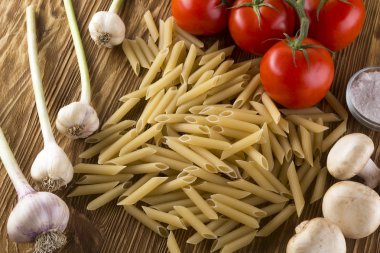 Malzemeler. Domates, makarna, sarımsak, champignon ve tuz.