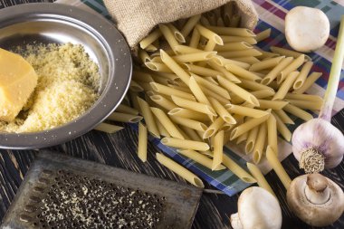 Malzemeler. Makarna, sarımsak, rendelenmiş peynir, tuz ve champignon.