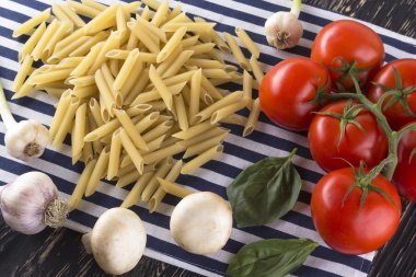 Malzemeler. Domates, makarna, sarımsak, fesleğen ve champignon.