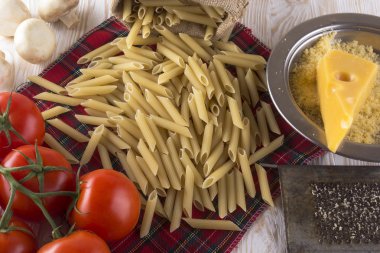 Makarna, domates, champignon ve rendelenmiş peynir.