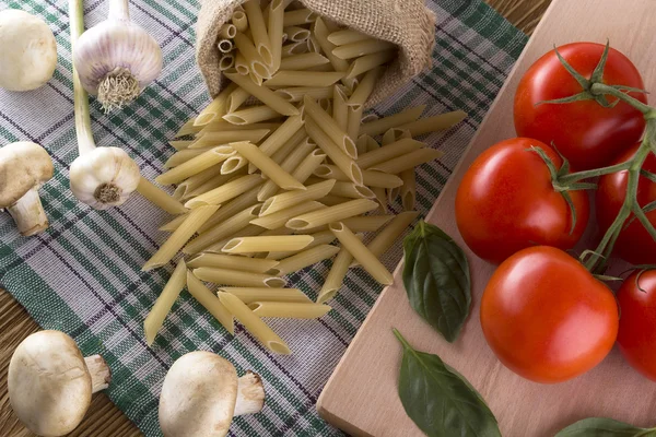 Malzemeler. Domates, makarna, sarımsak, fesleğen ve champignon.