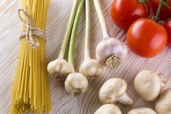 Malzemeler. Domates, makarna, sarımsak ve champignon.