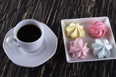 Kremalı kurabiye ve kahve.