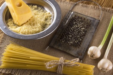 Makarna, rendelenmiş peynir ve sarımsak