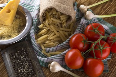 Makarna, domates, sarımsak ve rendelenmiş peynir.