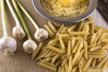 Makarna, rendelenmiş peynir ve sarımsak