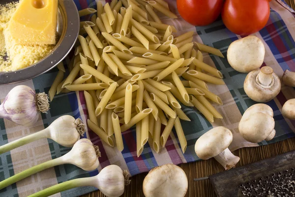 Makarna, domates, sarımsak, champignon ve rendelenmiş peynir.