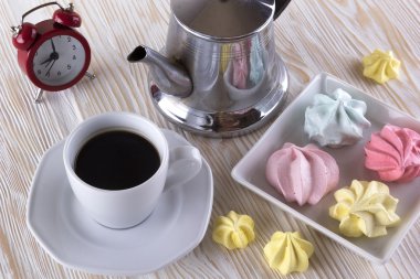 Kremalı kurabiye ve kahve.